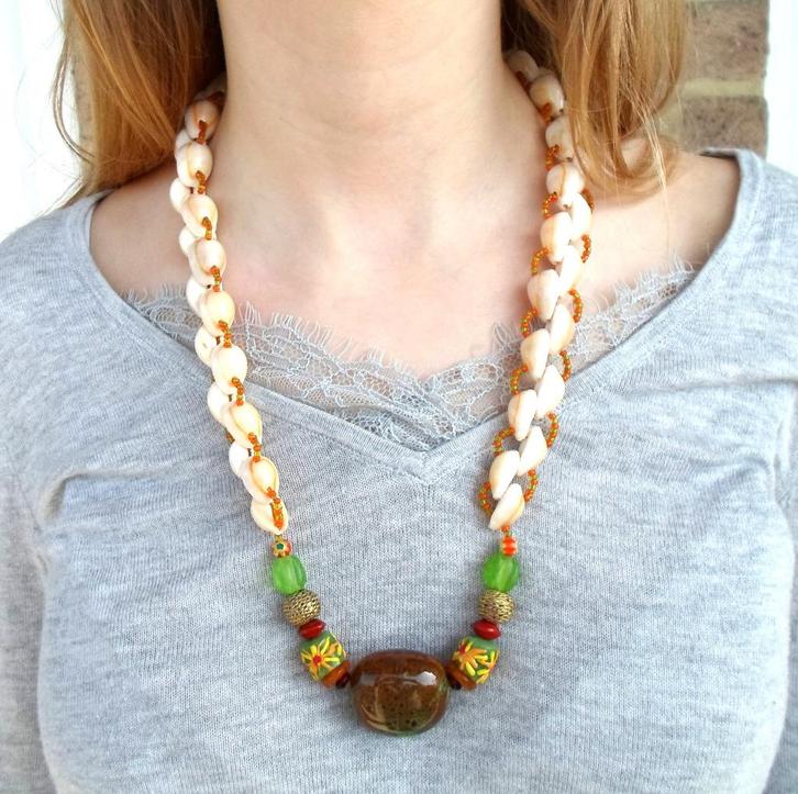 Nieuwe ketting in groene keramiek en kauri's schelpen, Handtassen en Accessoires, Kettingen, Nieuw, Steen of Mineraal, Groen, Ophalen of Verzenden