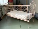 Antiek kinderbed - Metalen opvouwbaar frame + 2 matrassen, Kinderen en Baby's, Kinderkamer | Bedden, Gebruikt, Ophalen