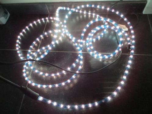 Blauwe led slang met witte lichtjes - verlichting, Maison & Meubles, Lampes | Spots, Utilisé, LED, Enlèvement ou Envoi