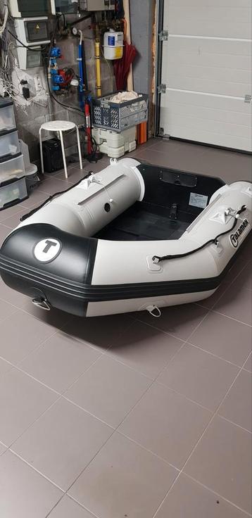 Dinghy nieuwstaat, Enlèvement, Bateau à moteur