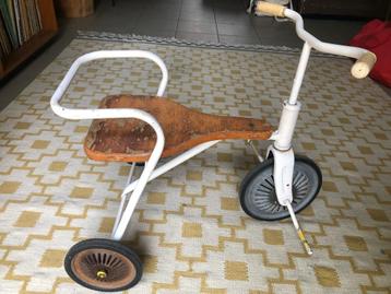 Tricycle ancien disponible aux enchères