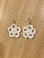 Gehaakte oorbellen, Handtassen en Accessoires, Oorbellen, Ophalen of Verzenden, Nieuw, Wit, Goud