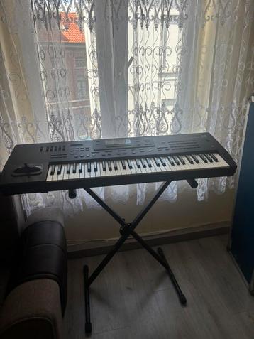 Korg i3 + coffre de protection + pied, Enlèvement, Comme neuf, Korg