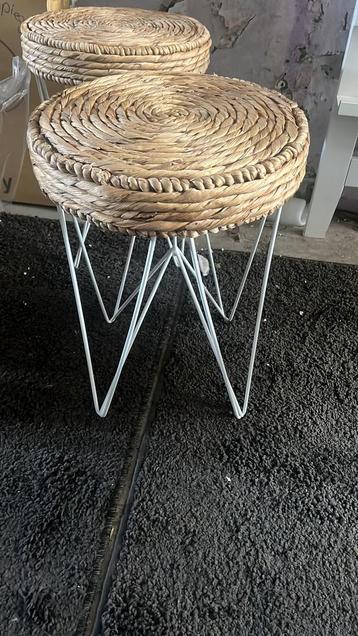  Krukje /tafeltje wit metalen frame zitting water hyacint  beschikbaar voor biedingen