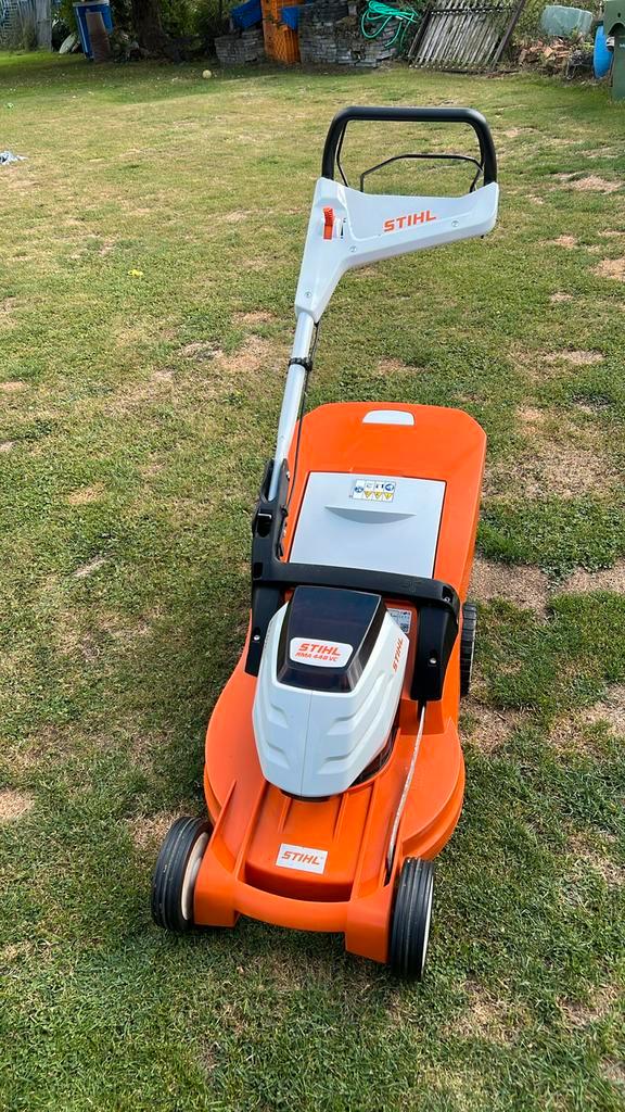 Stihl accu grasmaaier, Jardin & Terrasse, Tondeuses à gazon, Comme neuf, Tondeuses à gazon sur batterie, 40 à 49 cm, Bac de ramassage