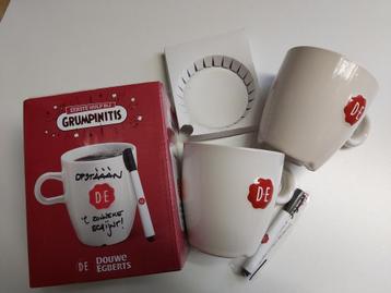 2 koffiemokken met stiften voor opschrift beschikbaar voor biedingen