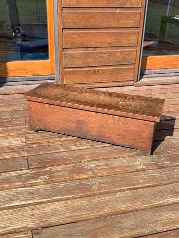 Petit banc ancien disponible aux enchères