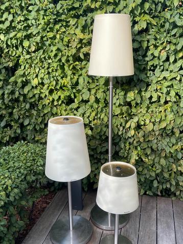 Tuinverlichting op zonne-energie. beschikbaar voor biedingen