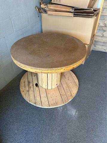 Tafel haspel beschikbaar voor biedingen