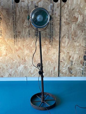 staande lamp beschikbaar voor biedingen