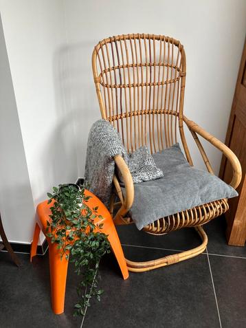 Vintage rotan zetel + oranje krukje ‘Flair’ beschikbaar voor biedingen