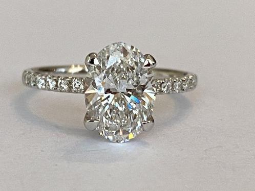 Verloving Ring 18 kt gold met diamant 2.10 crt en zijstenen, Handtassen en Accessoires, Ringen, Nieuw, Dame, 17 tot 18, Zilver