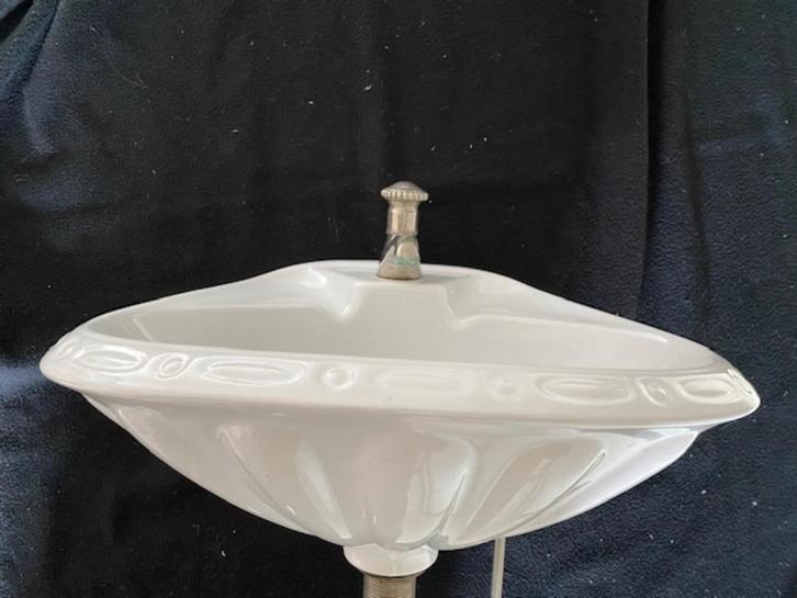 Vintage lavabo met schelpmotief en oude kraan, Huis en Inrichting, Badkamer | Badkamermeubels, Zo goed als nieuw, Wasbak of Wastafel