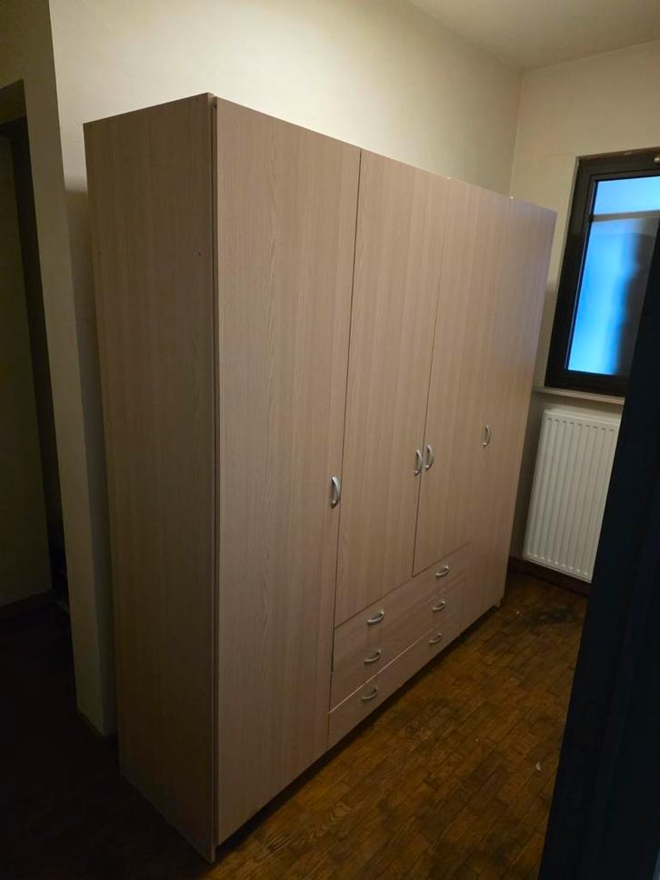 Gratis grote kast, centrum Sint-Truiden, Huis en Inrichting, Kasten | Kleerkasten, Ophalen