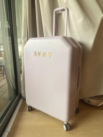 Duża obudowa DKNY beschikbaar voor biedingen