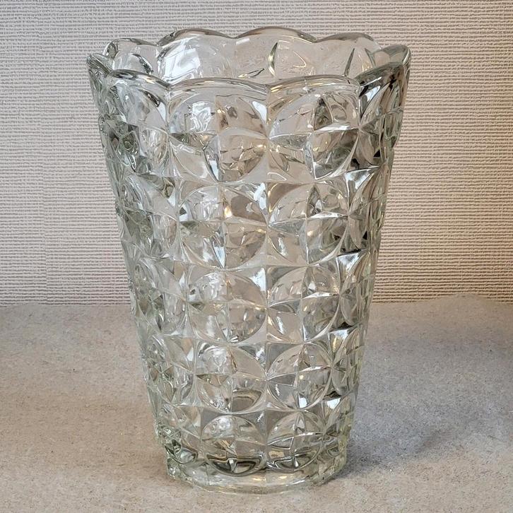 Mooie vaas in geperst glas 1960's, Antiek en Kunst, Antiek | Vazen, Ophalen of Verzenden