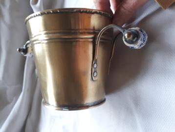 Koperen bloempotje beschikbaar voor biedingen