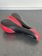 ‍️ Comfortabel fietsstoeltje - zwart en rood sportdesign ‍️, Fietsen en Brommers, Ophalen, Zo goed als nieuw, Mountainbike, Zadel