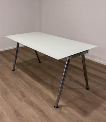 Ikea tafel met verstelbare poten  beschikbaar voor biedingen