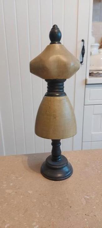 Brocante houten paspop beschikbaar voor biedingen