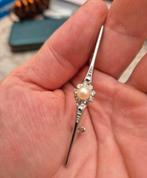 Zilverkleurige bloem broche met parel en crystals, Handtassen en Accessoires, Broches, Ophalen of Verzenden, Zo goed als nieuw