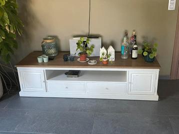 Landelijk wit tv-meubel met houten blad beschikbaar voor biedingen