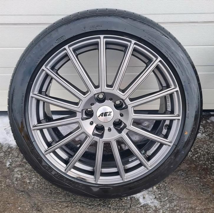 4x AEZ 19" ET45 + 235/45/19 casi nieuw, Auto-onderdelen, Banden en Velgen, Banden en Velgen, Zomerbanden, 19 inch, 235 mm, Nieuw