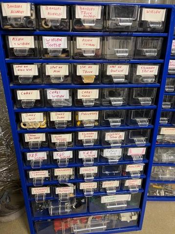 voor modelbouwer , grote partij onderdelen en projectjes beschikbaar voor biedingen