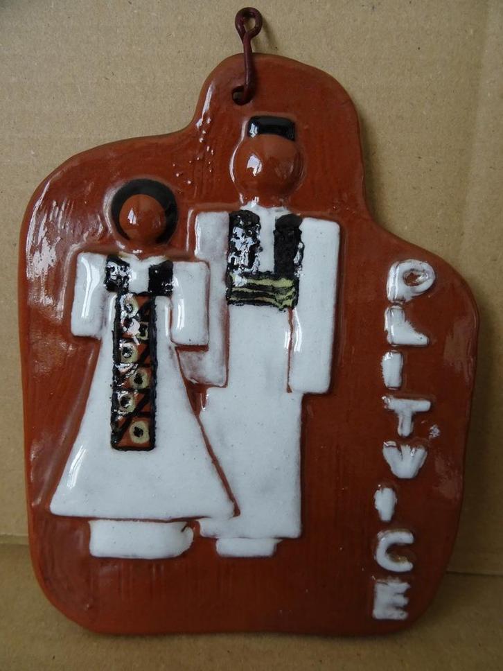 Aardewerk reliëf Plitvice Joegoslavië 1981 met klederdracht, Antiek en Kunst, Curiosa en Brocante, Ophalen of Verzenden