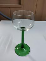 Een wijnglas kleur groen en doorgeven, Verzamelen, Glas en Drinkglazen, Ophalen, Zo goed als nieuw
