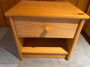 Table de nuit en pin 1 tiroir et 1 niche beschikbaar voor biedingen