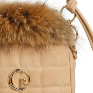 Sac à main Caroline Biss beige avec faux fourrure amovible  disponible aux enchères