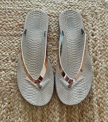 Slippers goud 37 vanHaren beschikbaar voor biedingen