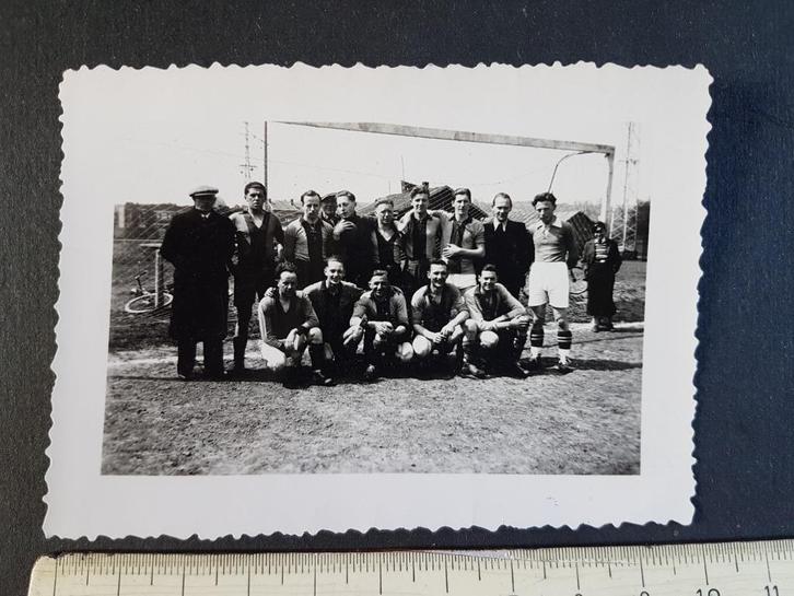 Foto Spelers voetbalploeg voetbal ( 7 x 10 cm ), Verzamelen, Foto's en Prenten, Gebruikt, Foto, Overige onderwerpen, 1940 tot 1960