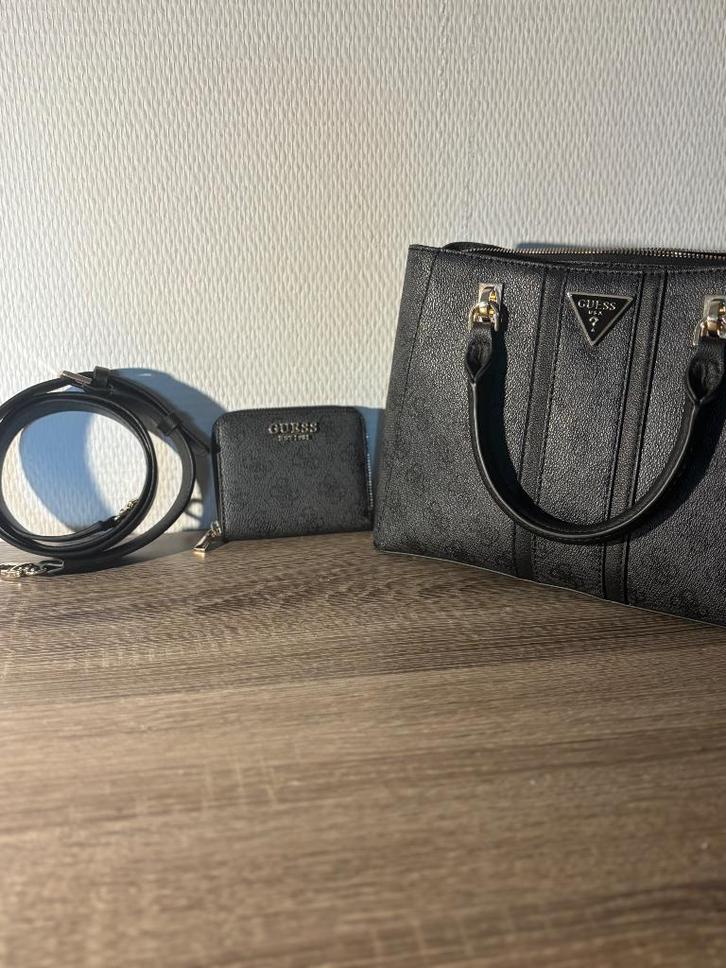 Vrouwen handtas guess met bijpassend portemonnee zwart, Handtassen en Accessoires, Tassen | Damestassen, Nieuw, Handtas, Zwart