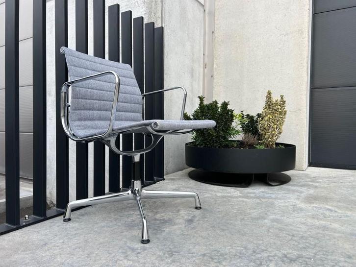 Vitra Eames EA108 hopsak stoel, showroommodel, Huis en Inrichting, Bureaustoelen, Nieuw, Blauw, Verzenden