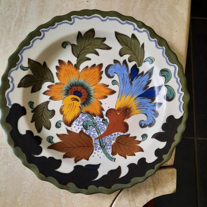 Wandbord Royal Gouda Logari 29 cm + schaal . Beiden getekend, Antiek en Kunst, Antiek | Wandborden en Tegels, Ophalen of Verzenden