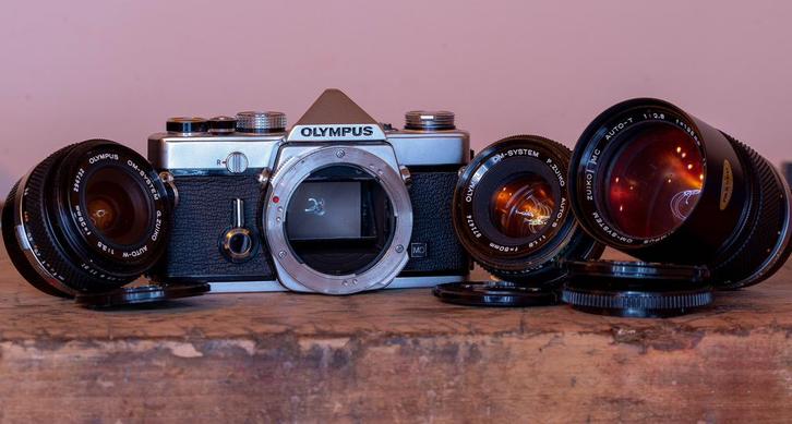 Olympus om-1 met 24 - 50 en 135 mm lenzen, TV, Hi-fi & Vidéo, Appareils photo analogiques, Utilisé, Reflex miroir, Olympus, Enlèvement ou Envoi