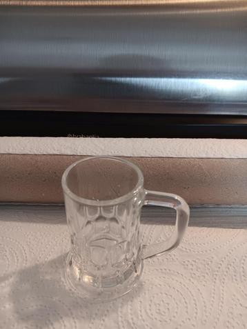 11 kleine dreupel glaasjes met oortje H 6,50 cm voet 4,50 cm beschikbaar voor biedingen
