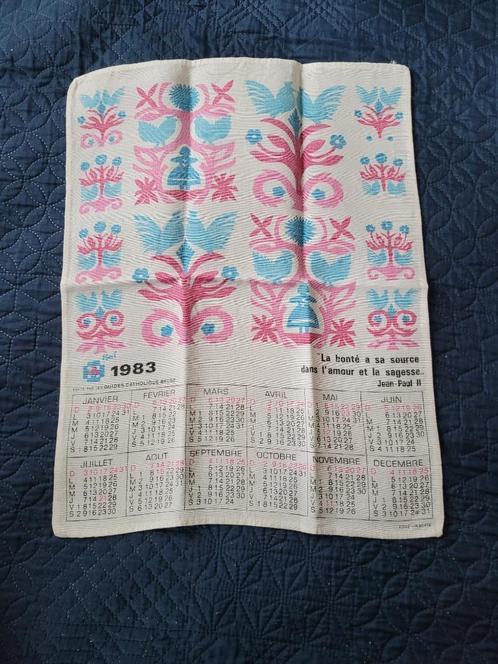 ancien calendrier torchon tissu vintage 1983, Divers, Calendriers, Utilisé, Calendrier annuel, Enlèvement ou Envoi