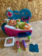 Nenuco pop met kliniek en verzorgingsset, Kinderen en Baby's, Speelgoed | Poppen, Gebruikt, Ophalen, Babypop