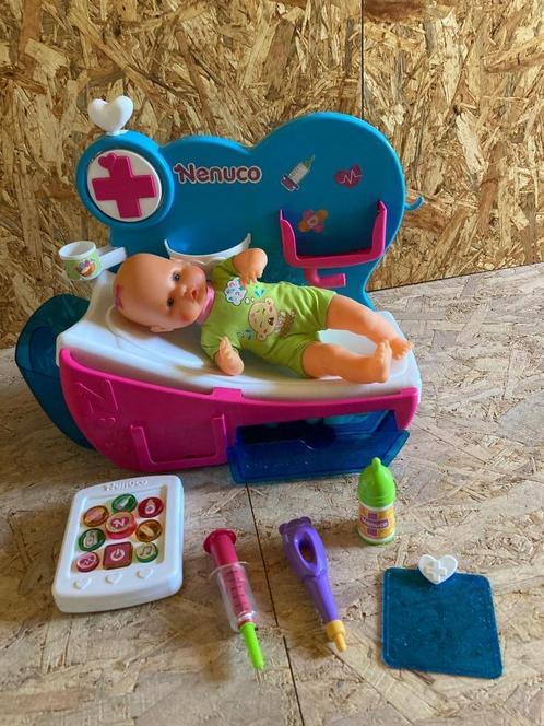 Nenuco pop met kliniek en verzorgingsset, Kinderen en Baby's, Speelgoed | Poppen, Gebruikt, Babypop, Ophalen