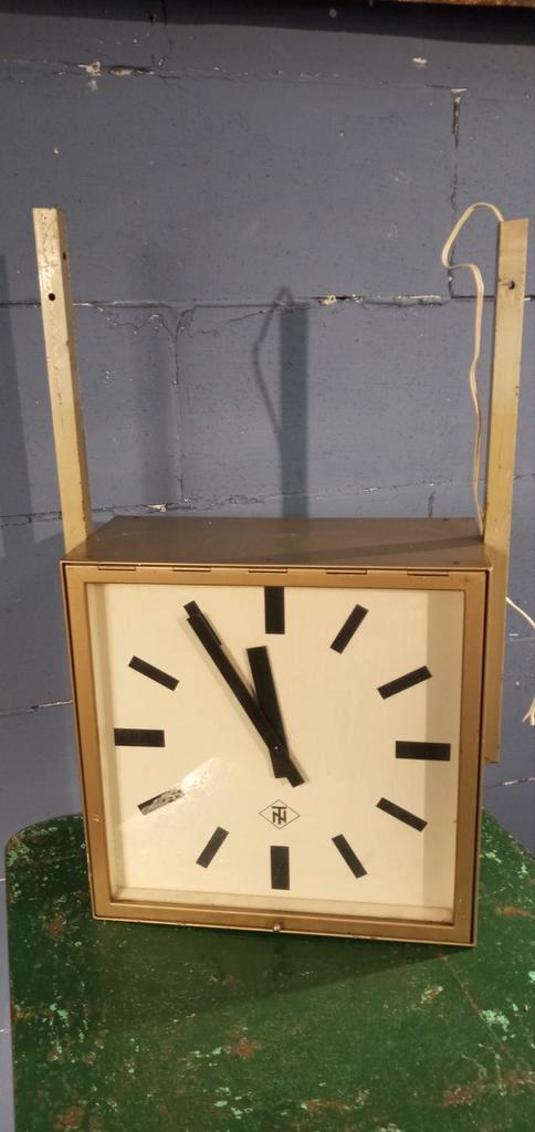Stationsklok TN dubbelzijdig vintage, Huis en Inrichting, Woonaccessoires | Klokken, Gebruikt, Ophalen of Verzenden
