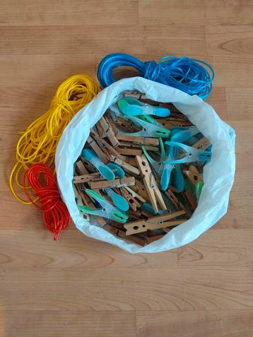 3 waslijnen (+/- 20 meter alles tesamen) + wasknijpers beschikbaar voor biedingen