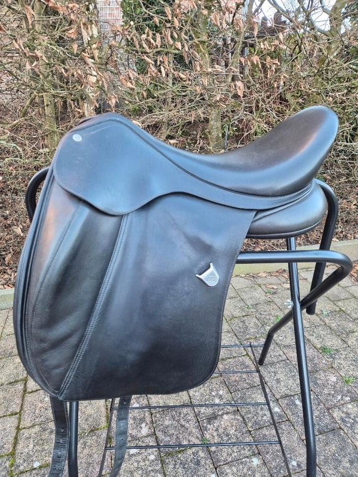 Selle dressage Bates innova 17.5, Animaux & Accessoires, Chevaux & Poneys | Brides & Harnachement, Utilisé, Dressage, Enlèvement ou Envoi