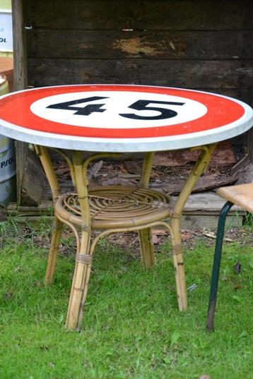 rotan tuintafeltje met verkeersbord als tafel blad beschikbaar voor biedingen