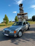 Mercedes Benz w124 220E benzine automaat oldtimer m111, Auto's, Mercedes-Benz, Achterwielaandrijving, Zwart, 5 deurs, Particulier