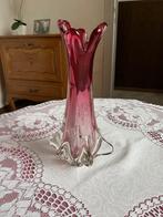 Roze vaas in glas, Huis en Inrichting, Woonaccessoires | Vazen, Minder dan 50 cm, Glas, Ophalen of Verzenden, Zo goed als nieuw