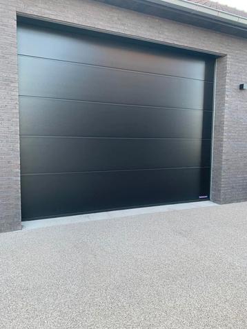 Sectionaalpoort met industriële motor beschikbaar voor biedingen