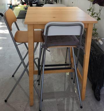 Ikea Praktische hoge eettafel met 3 inklapbare barkrukken  beschikbaar voor biedingen